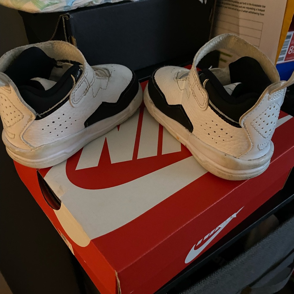 lil boys Nikes will clean them good before shipping them